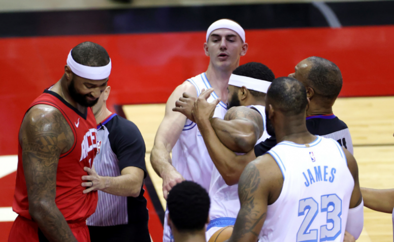 关于球场上的争夺激烈异常，焦点即将爆发的信息