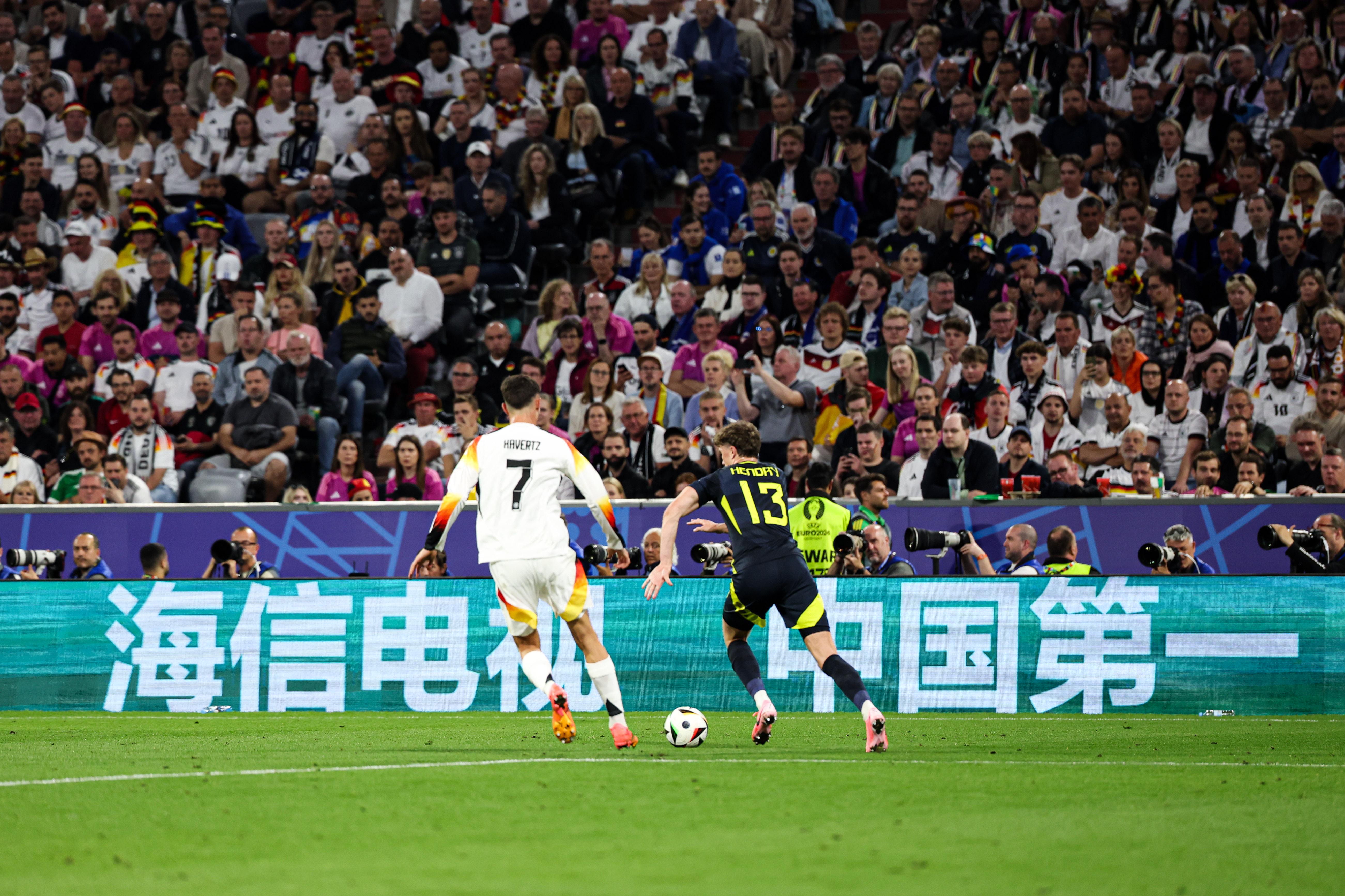 捷克队迎战苏格兰队，争夺胜利的机会