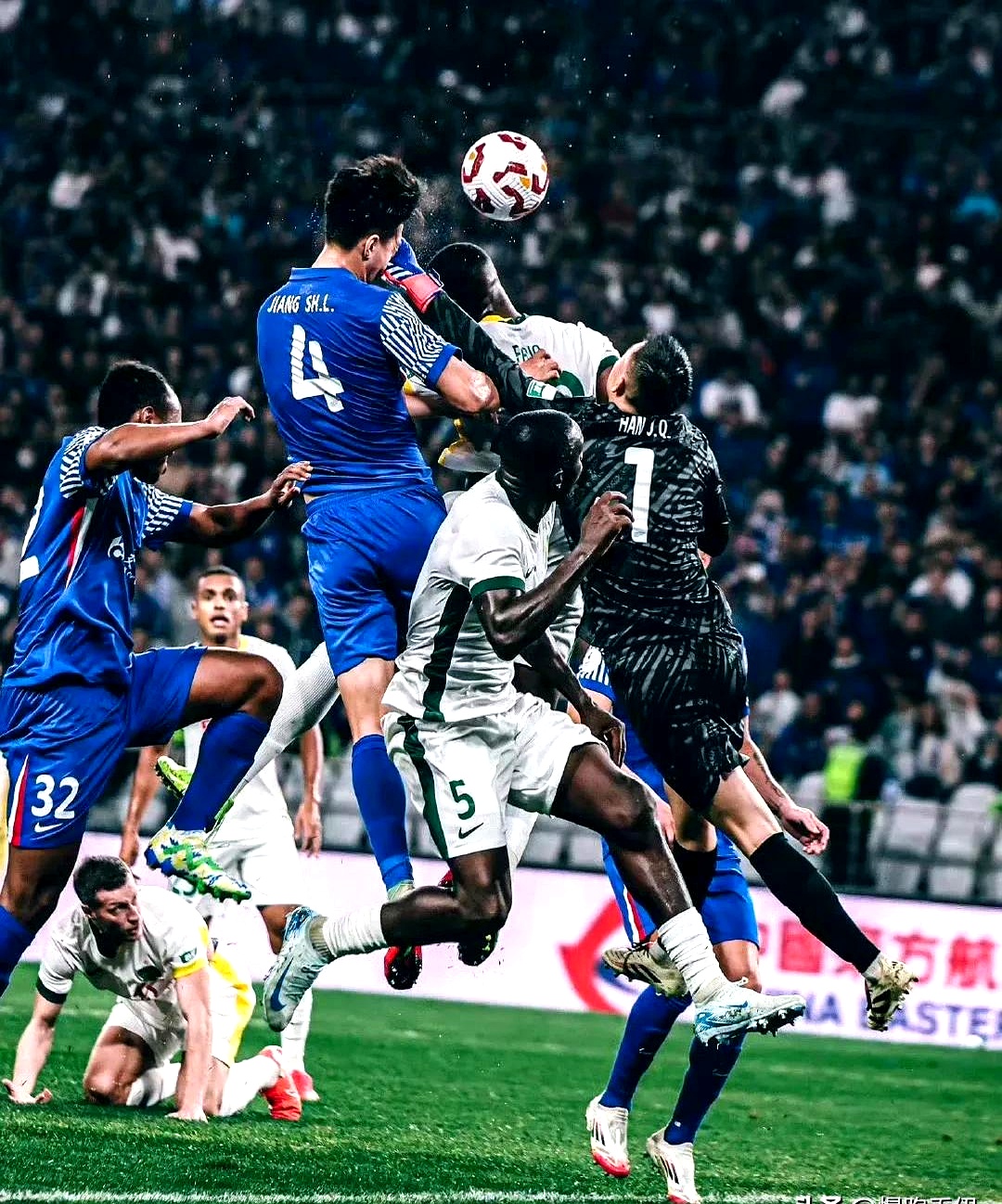 热闹的球场上球员们为争夺胜利拼尽全力