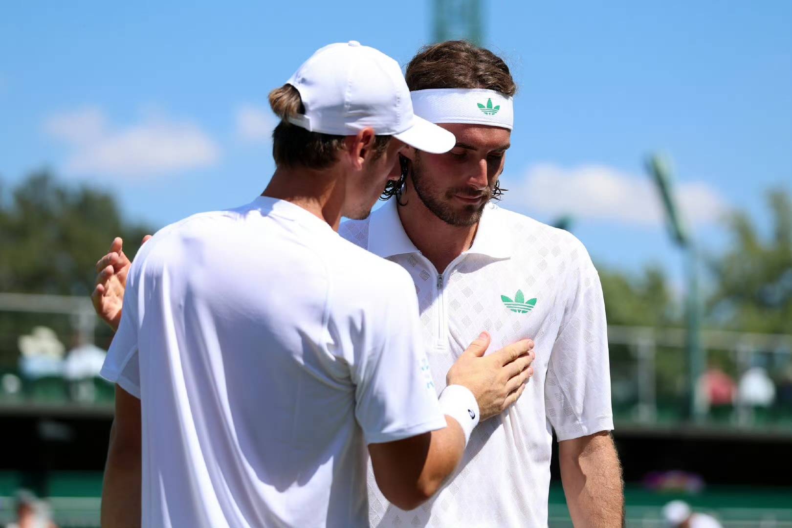 关于日本网球队血洗欧洲网球队，西西帕斯统治全场的信息