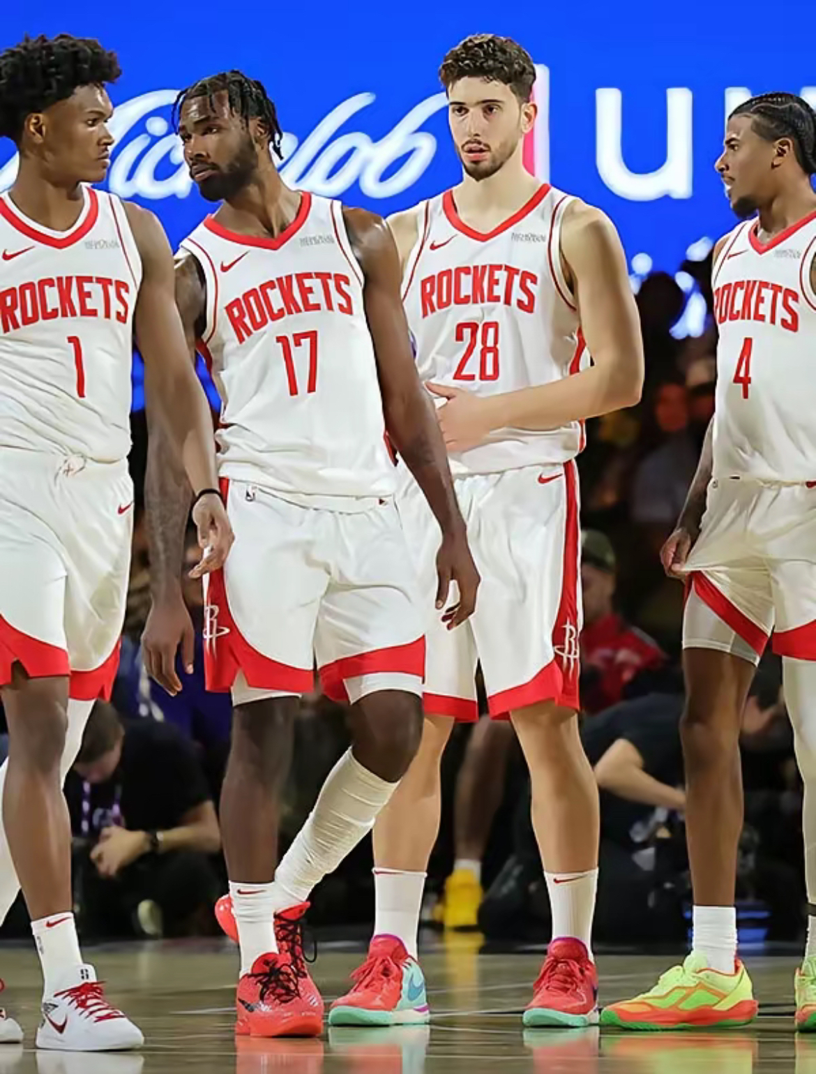 火箭横扫76人,西部半决赛大比分领先 火箭横扫76人,西部半决赛大比分领先