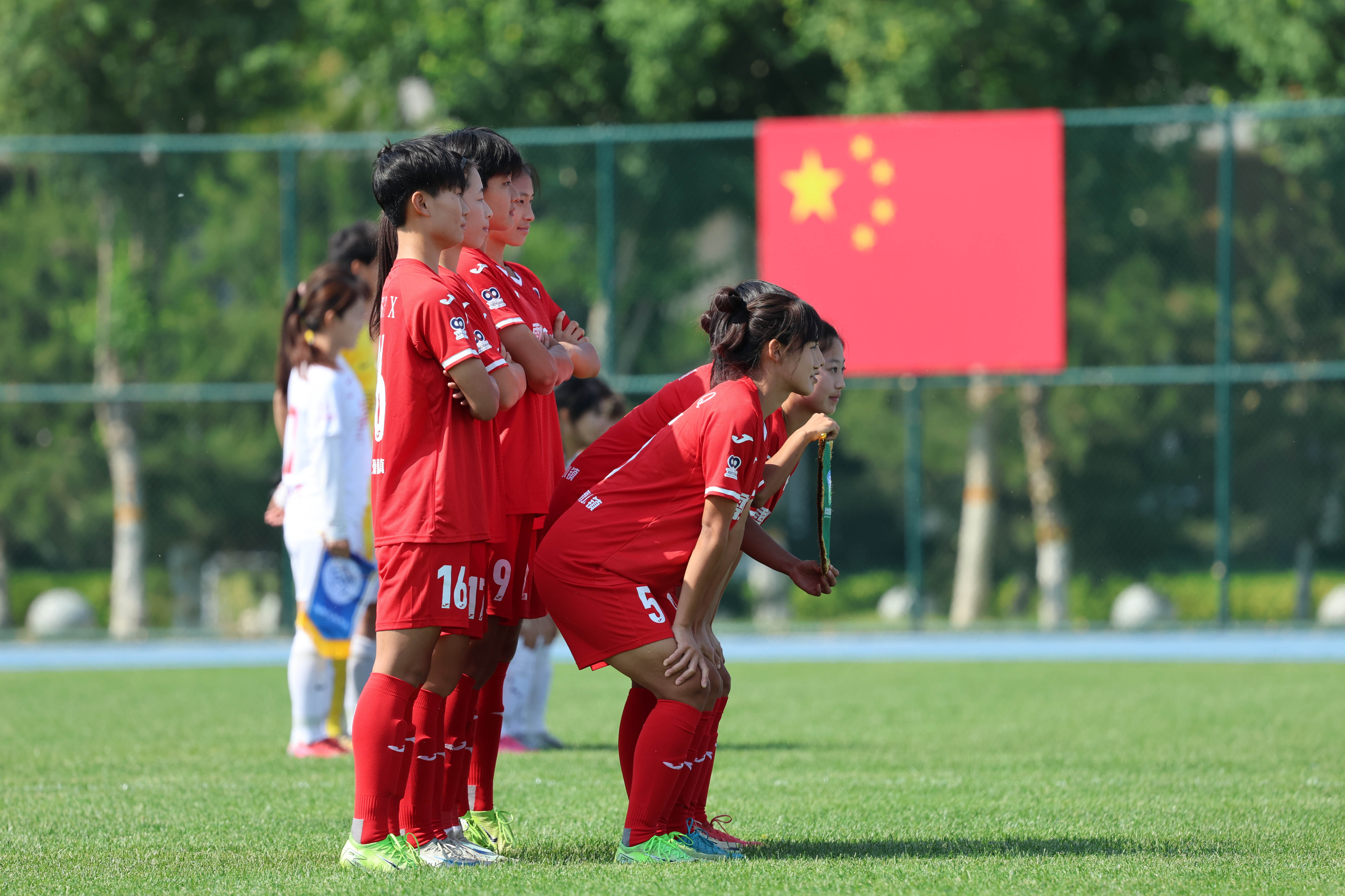 包含中国女子足球队再次在比赛中占据上风的词条