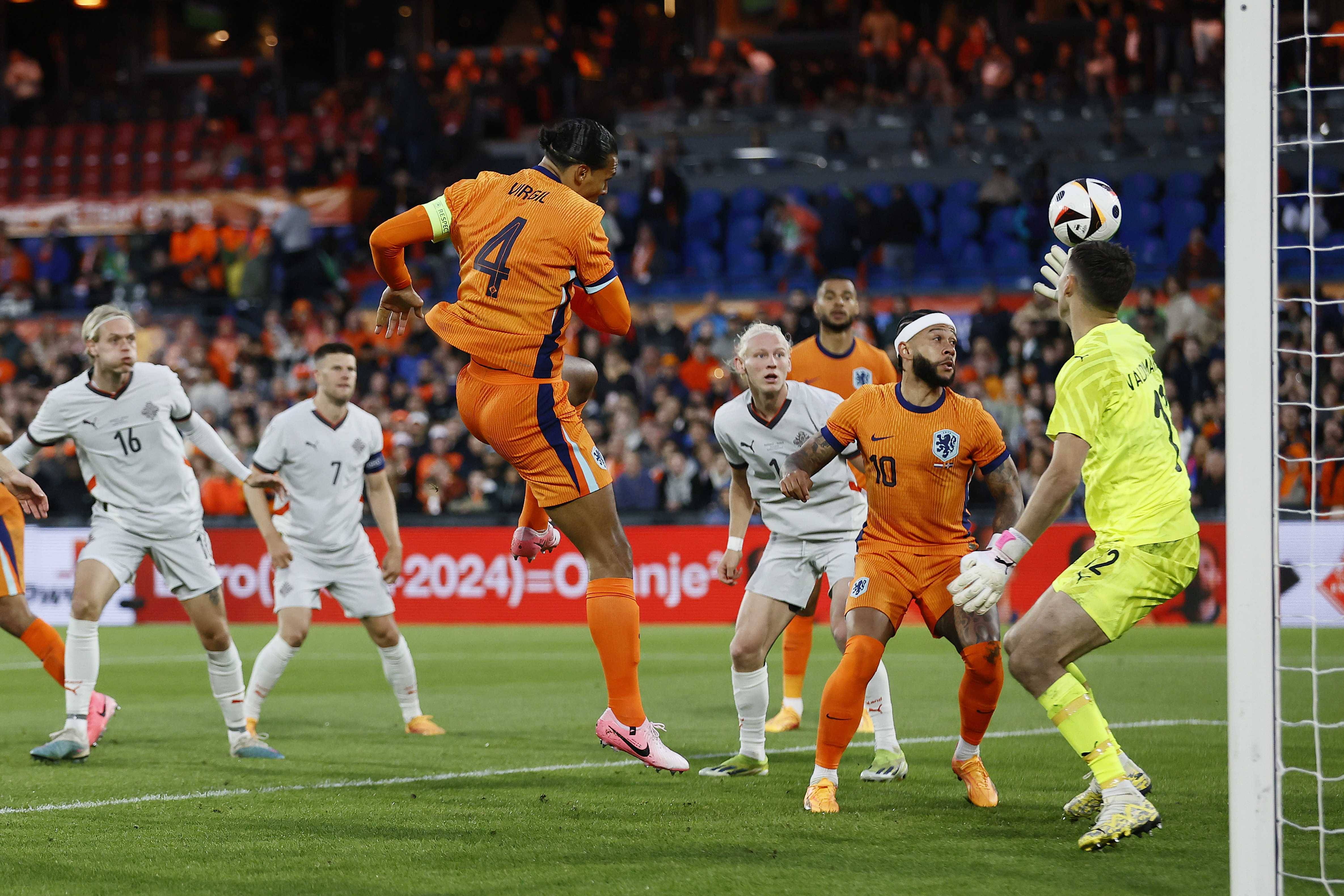 九游娱乐官方-荷兰球队在国际洲际比赛中击败西班牙