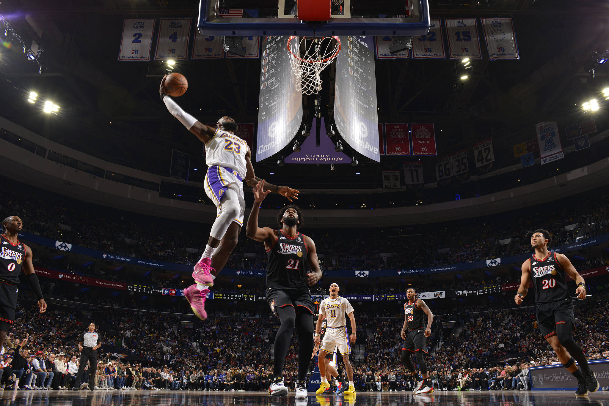 上海队横扫雷霆，詹姆斯点燃赛场