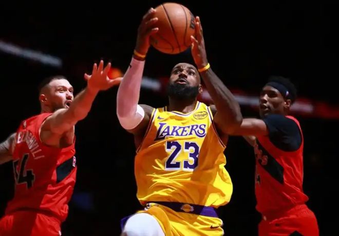 上海队横扫雷霆，詹姆斯点燃赛场