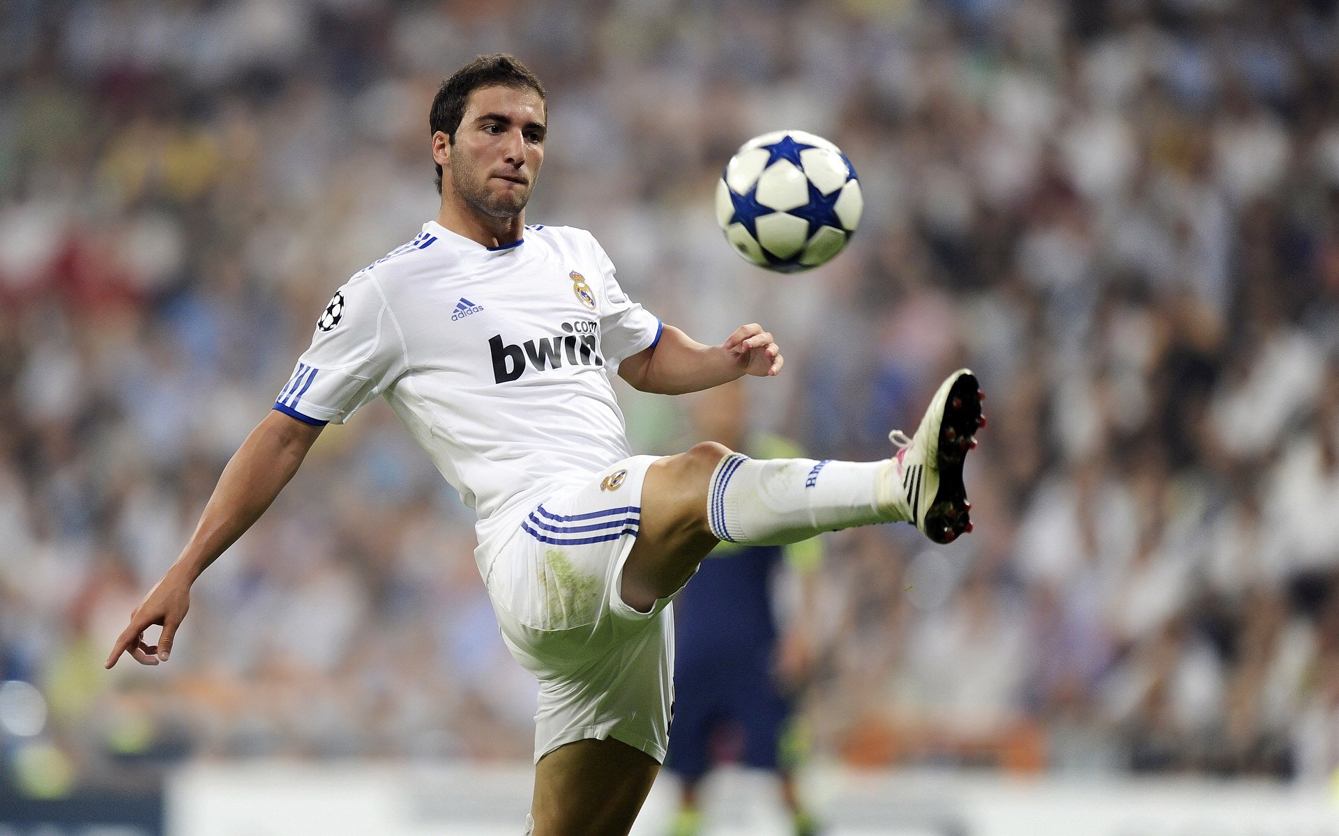 意甲焦点战之夜，塔图姆连续得分拉开差距